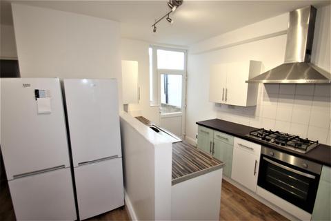 4 bedroom terraced house to rent, Fawcett Road