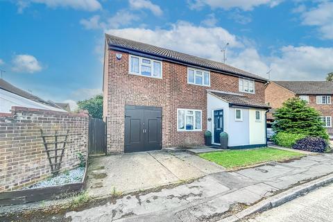 1 Hampton Court, Hockley, SS5 4XE