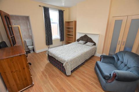 4 bedroom flat to rent, Station Road, Birmingham B17