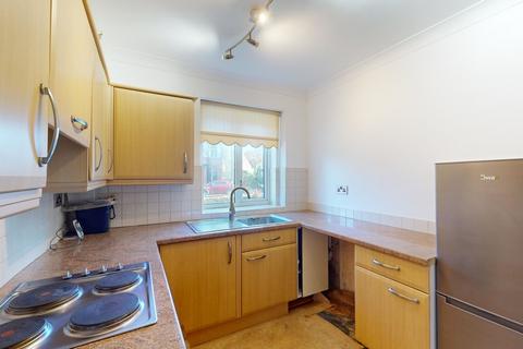 2 bedroom ground floor flat to rent, Ashburton Road, Croydon CR0