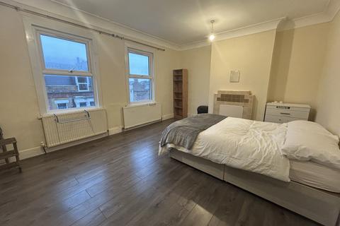 3 bedroom flat to rent, High Street, London E17