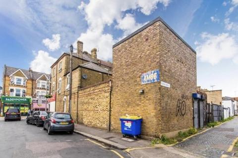 3 bedroom flat to rent, High Street, London E17