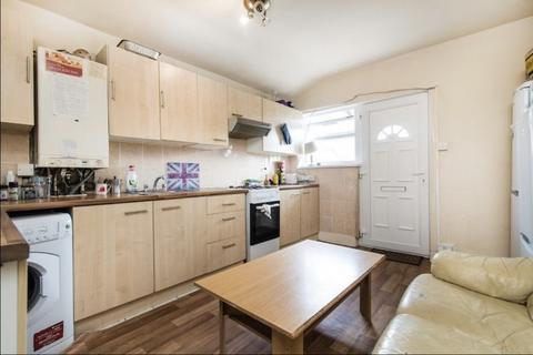 3 bedroom flat to rent, High Street, London E17