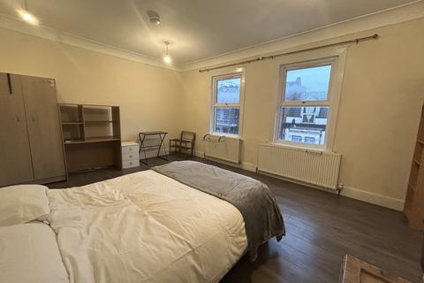 3 bedroom flat to rent, High Street, London E17