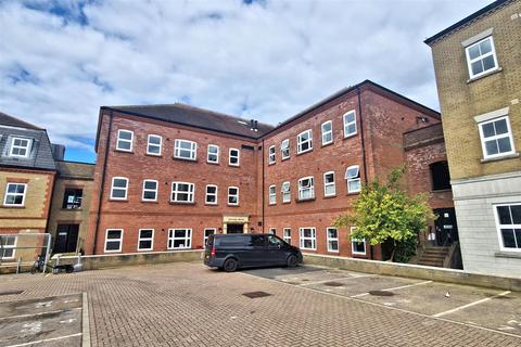 2 bedroom flat to rent, Merlin House, Bakers Lane, Epping