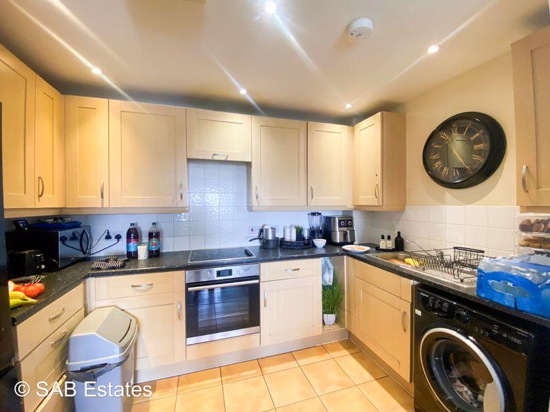 Buckingham Avenue, Slough 2 bed apartment for sale £260,000