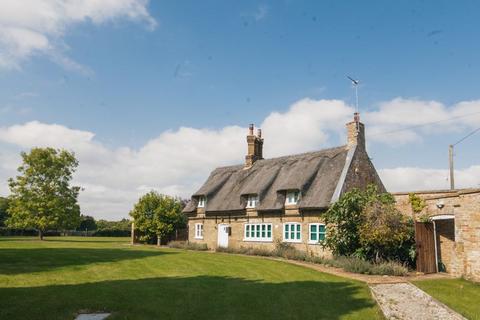 3 bedroom detached house to rent, Church Street, Holme