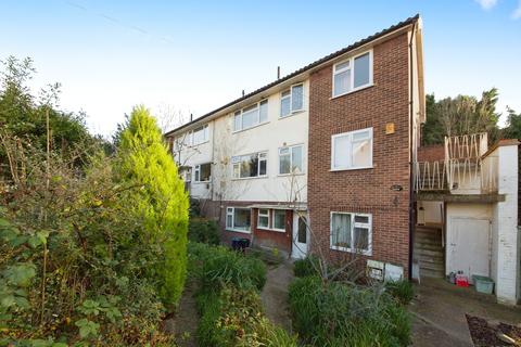 2 bedroom flat to rent, Grange Close, Woodford. IG8