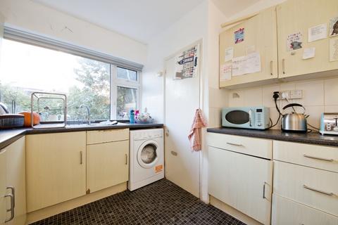 2 bedroom flat to rent, Grange Close, Woodford. IG8