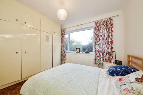 2 bedroom flat to rent, Grange Close, Woodford. IG8