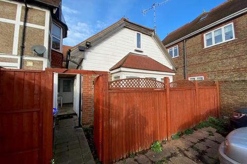 2 bedroom detached house to rent, Cissbury Road