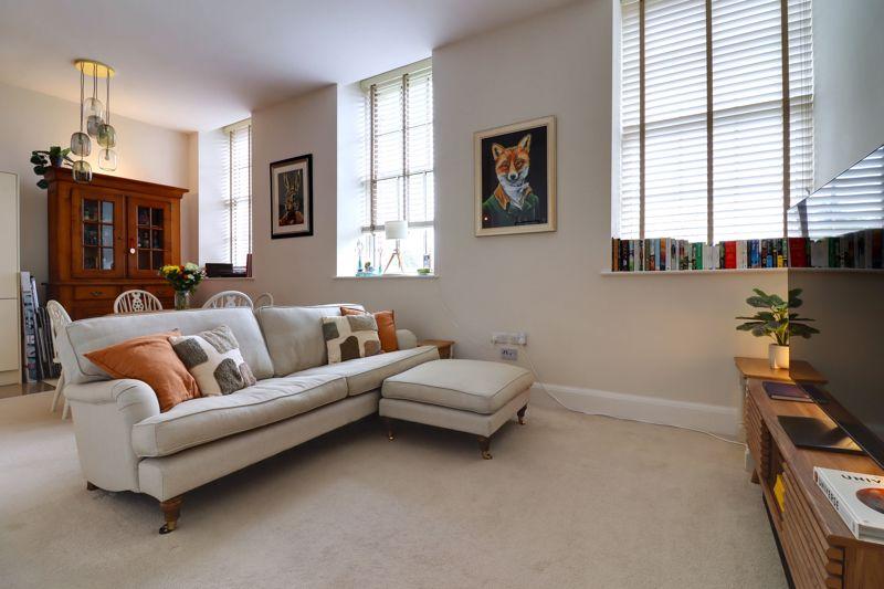 St. Parkway, Stafford ST16 2 bed apartment to rent £950 pcm