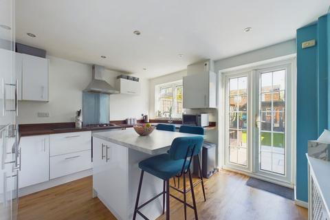 10 Fenhurst Close, Horsham, RH12 1UX