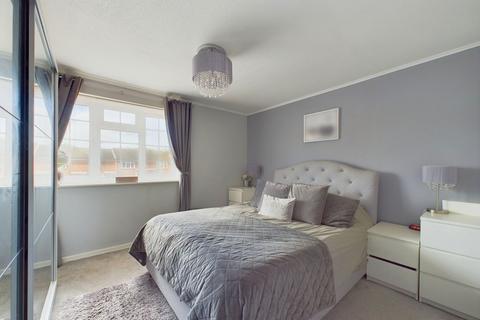 10 Fenhurst Close, Horsham, RH12 1UX