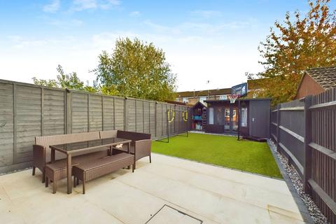 10 Fenhurst Close, Horsham, RH12 1UX