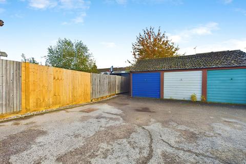 10 Fenhurst Close, Horsham, RH12 1UX