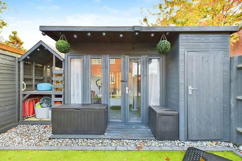 10 Fenhurst Close, Horsham, RH12 1UX