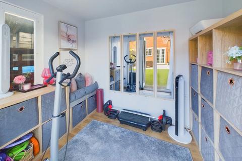 10 Fenhurst Close, Horsham, RH12 1UX