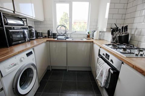 2 bedroom house to rent, Epstein Road, London