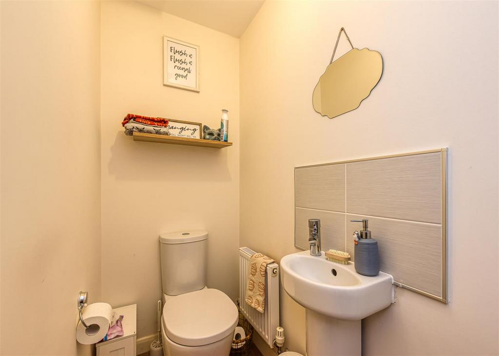 24 Chalmers Road Cloakroom.jpg