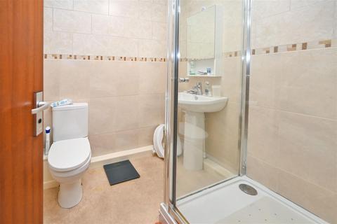 2 bedroom apartment for sale, Lea Mill Park Close, Yeadon, Leeds