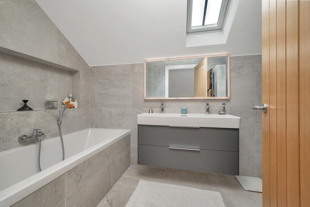 Ensuite bath/shower room