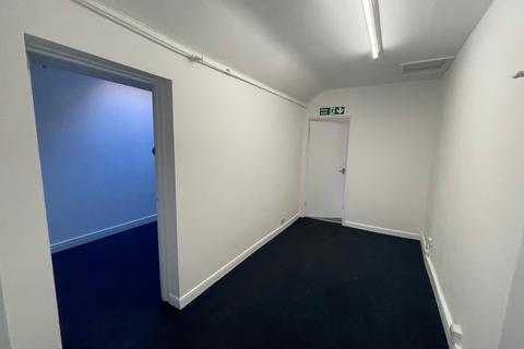 Retail property (high street) to rent, Dunstable LU6