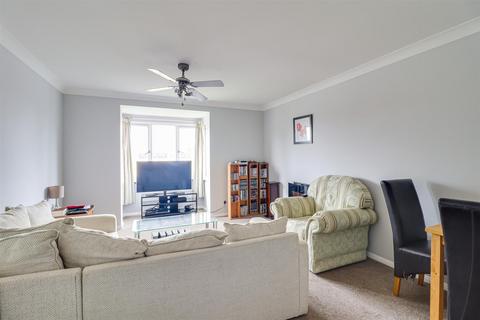 2 bedroom flat for sale, Arterial Road, Leigh-On-Sea SS9