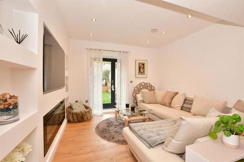 3 bedroom flat for sale, Queensbridge Drive, Ramsgate, Kent, CT11 9TU