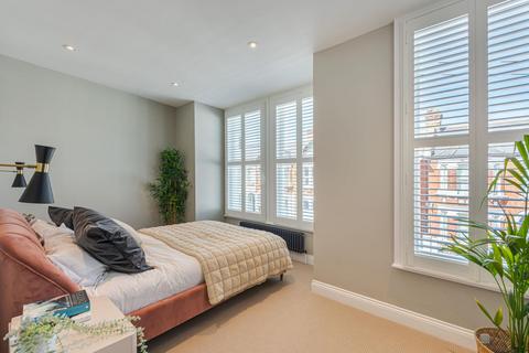 3 bedroom flat for sale, Cathles Road, London SW12