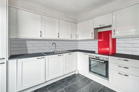 3 bedroom flat for sale, High Street, Potters Bar, EN6