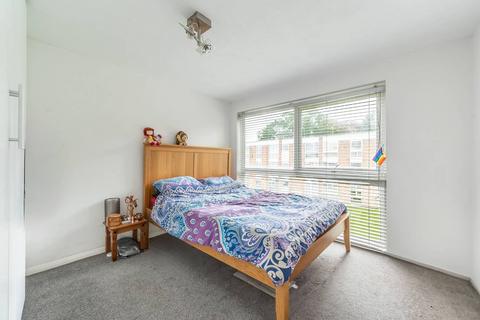 2 bedroom flat to rent, Claybury, Bushey, WD23