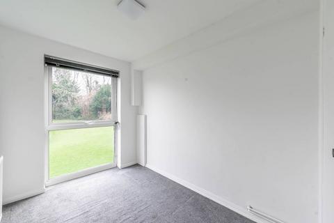 2 bedroom flat to rent, Claybury, Bushey, WD23