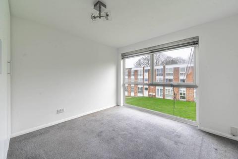 2 bedroom flat to rent, Claybury, Bushey, WD23