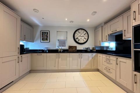 2 bedroom flat for sale, Headley Road, Grayshott, Hindhead, Hampshire