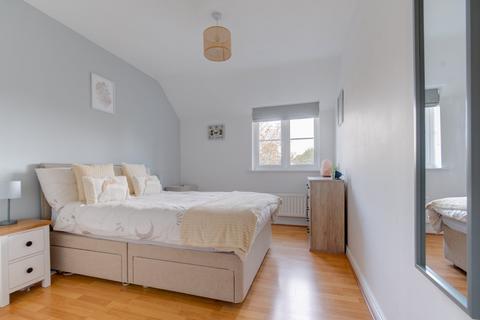 53 Collingtree Court, Solihull, B92 7HU
