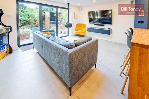 11 Ascot Close, Lichfield, WS14 9XX