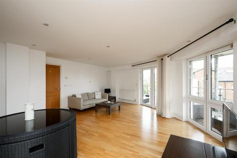 2 bedroom flat to rent, Dryburgh Road, London