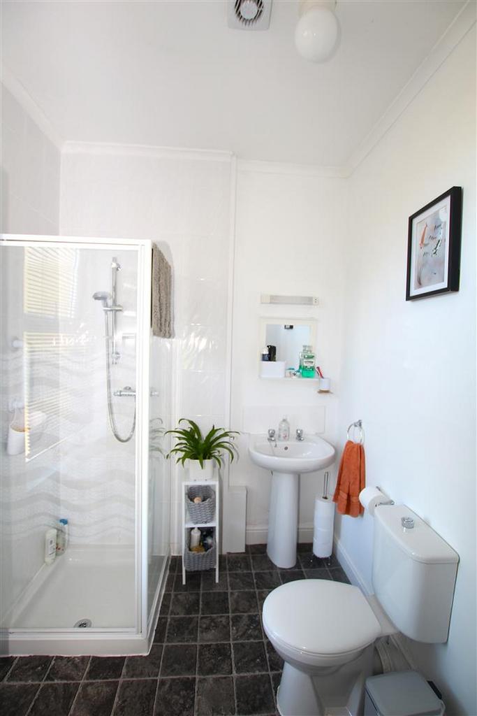 Ensuite Bathroom.JPG