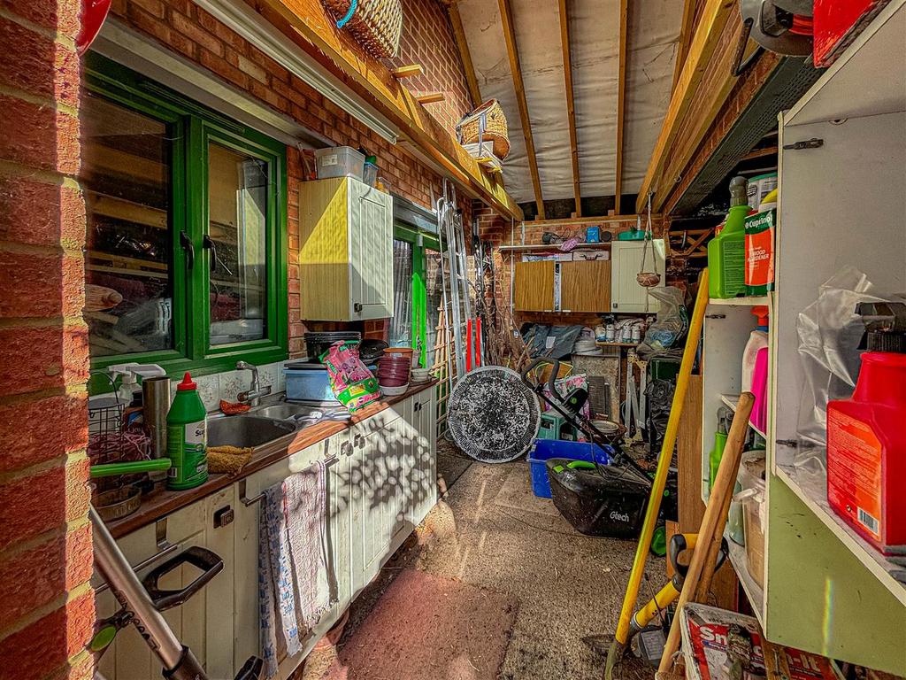 Garage/Workshop