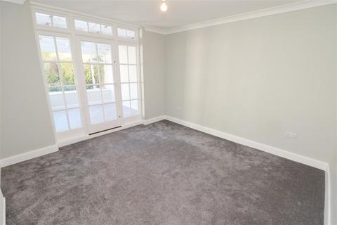 3 bedroom semi-detached house to rent, Willow Way, Radlett