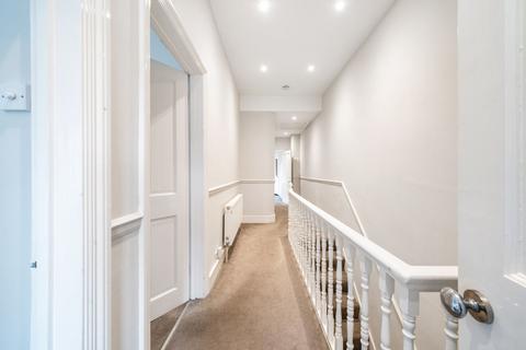 3 bedroom flat for sale, Leverson Street, London SW16