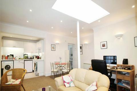 1 bedroom flat to rent, Adelaide Crescent, Hove