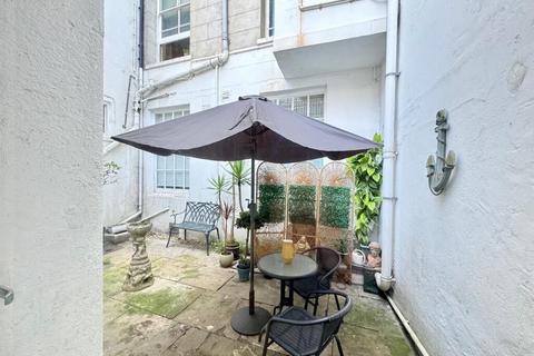 1 bedroom flat to rent, Adelaide Crescent, Hove