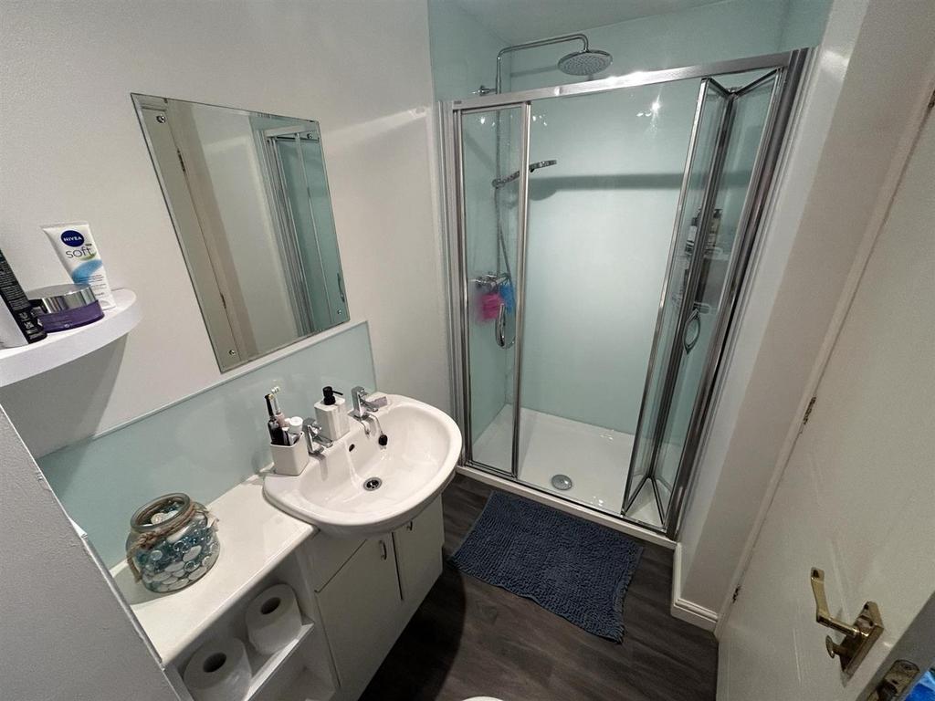 En suite shower.jpeg