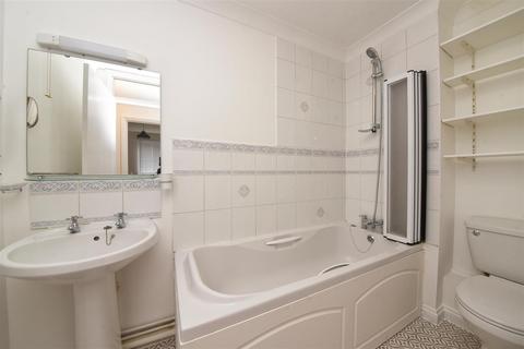 2 bedroom flat to rent, Field Mead, Mill Hill