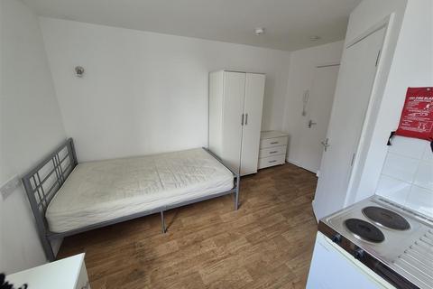 Studio to rent, ALL BILLS INCLUDED (exc council tax)