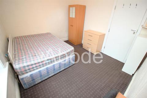 6 bedroom house to rent, Queens Road, Hyde Park, Leeds
