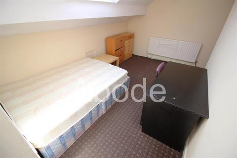 6 bedroom house to rent, Queens Road, Hyde Park, Leeds
