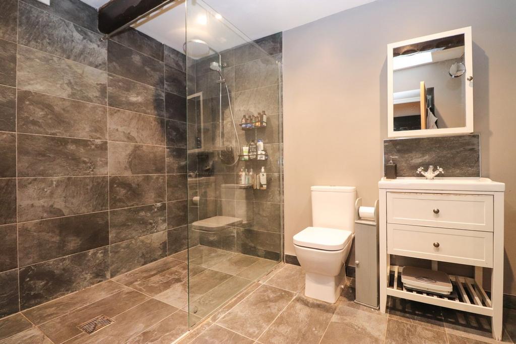En-suite to Master